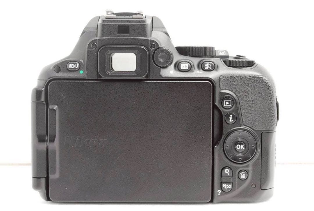 大特価！Nikon D5500 ボディ バッテリー充電器付き WiFi機能搭載✨