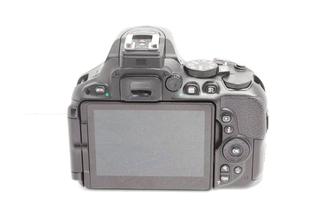 大特価！Nikon D5500 ボディ バッテリー充電器付き WiFi機能搭載✨