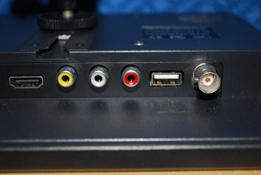 １６対９、４対３切り替えできる10型液晶モニター動作品の出品です。