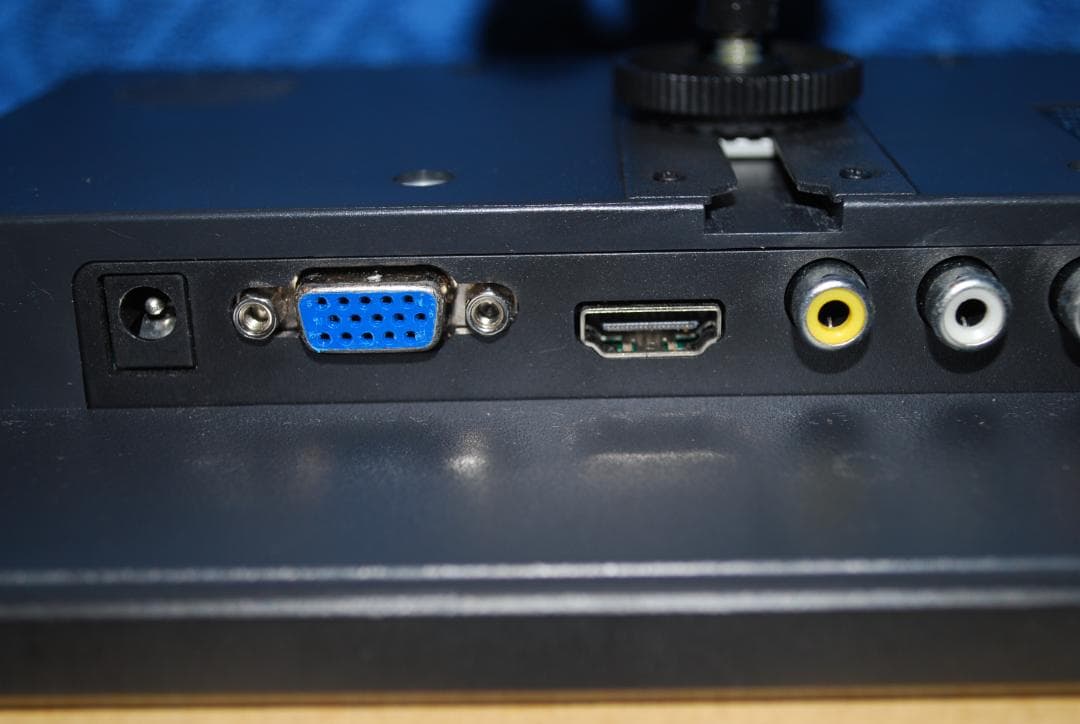 １６対９、４対３切り替えできる10型液晶モニター動作品の出品です。