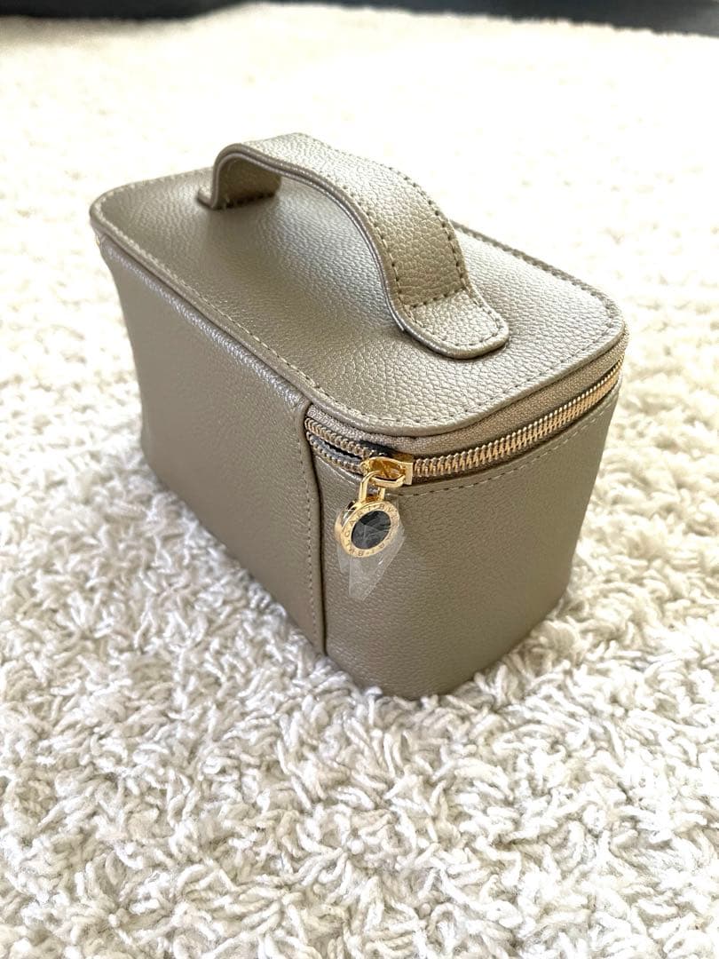 エミレーツ航空　ファーストクラス　アメニティ　ブルガリ