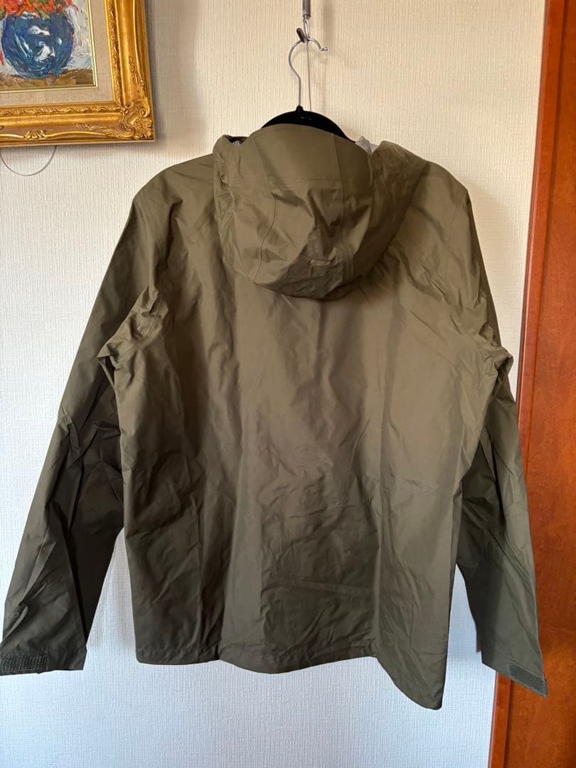 【新品未使用】patagonia ナイロンジャケット Ｍ　m'sオリーブ