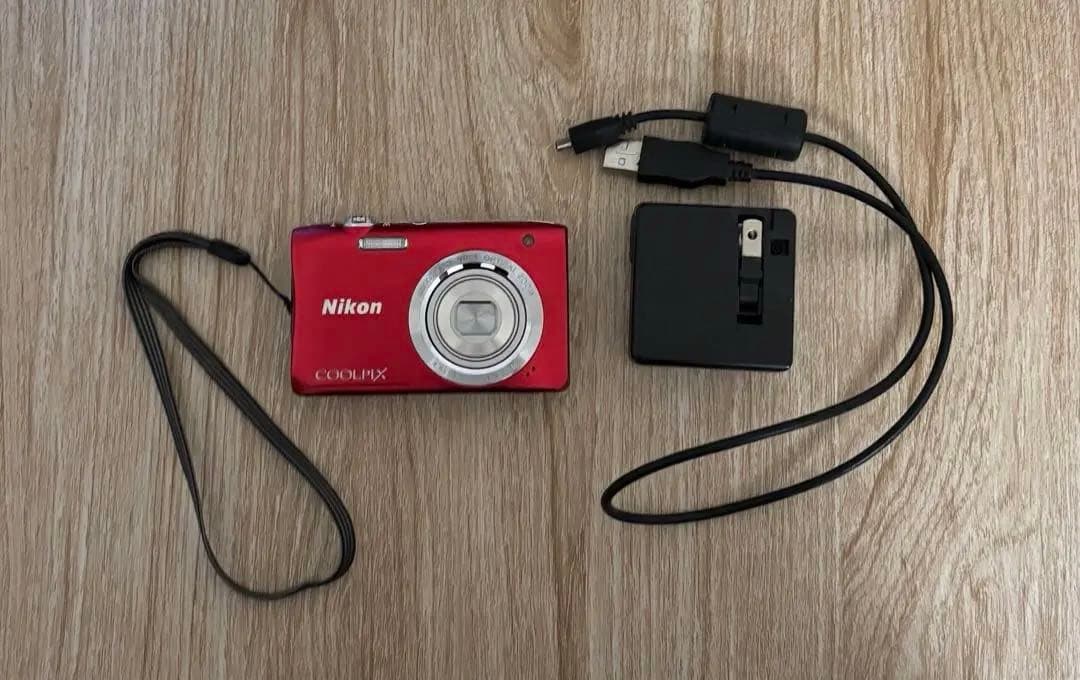 Nikon COOLPIX レッド デジタルカメラ