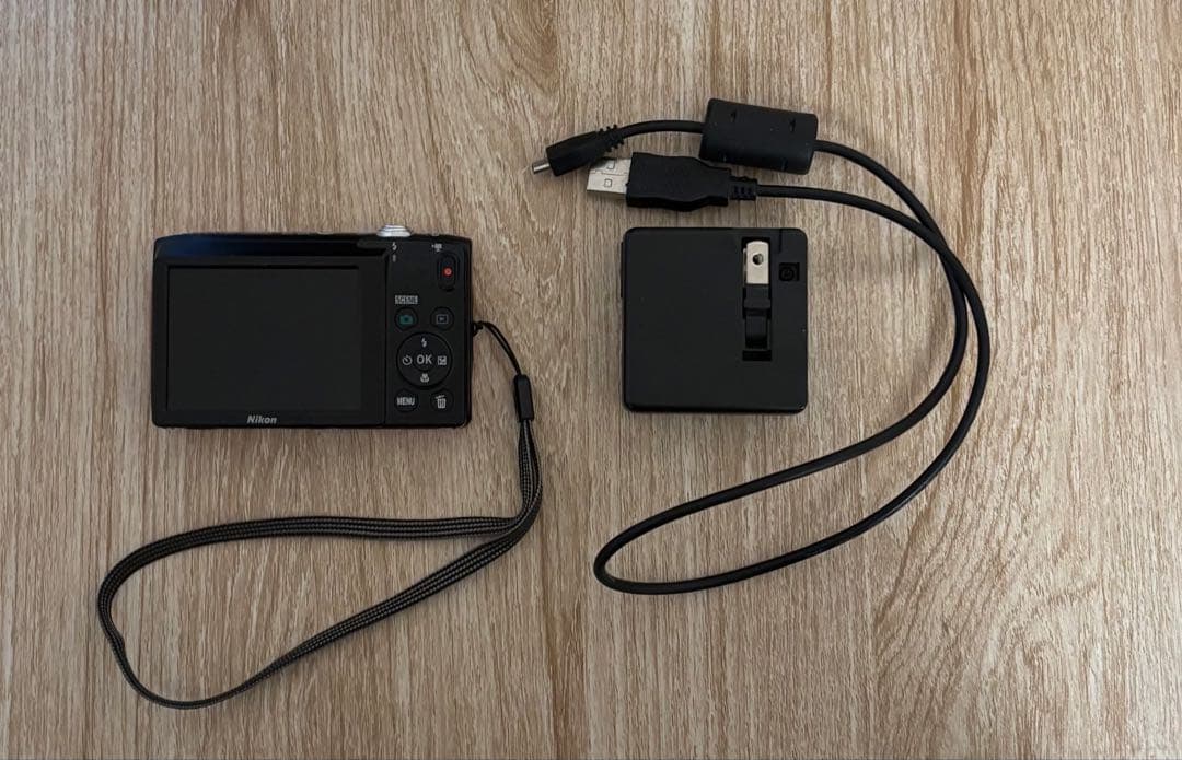 Nikon COOLPIX レッド デジタルカメラ