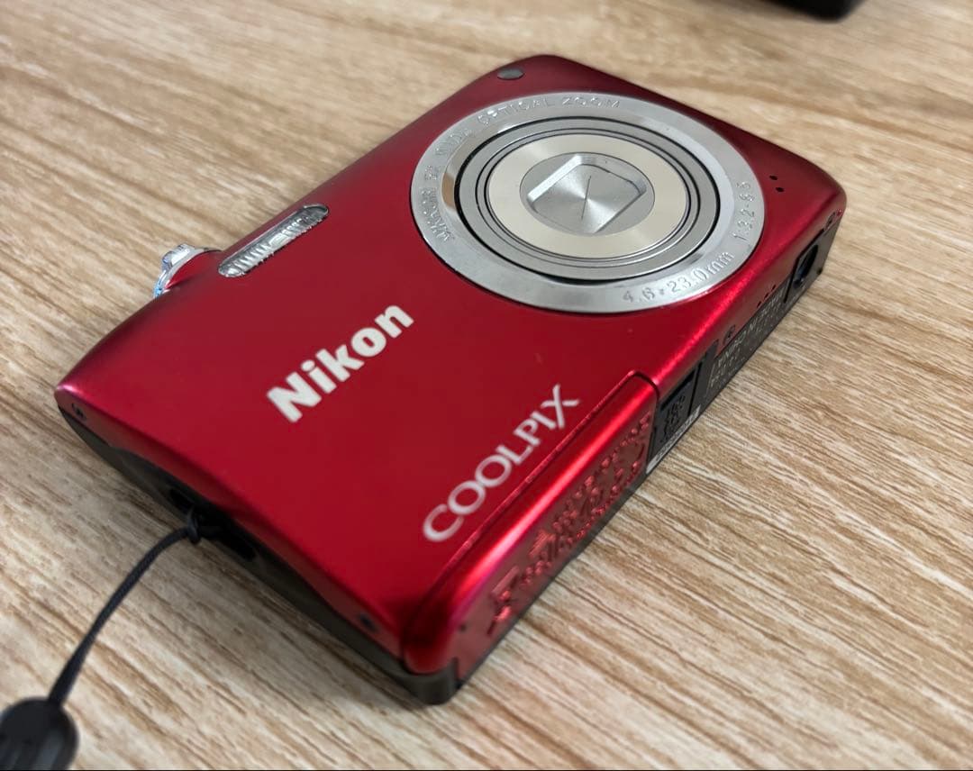 Nikon COOLPIX レッド デジタルカメラ