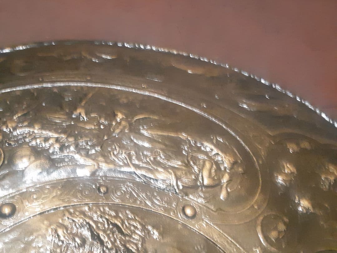 ☆アンティーク彫刻装飾の盾の壁掛け