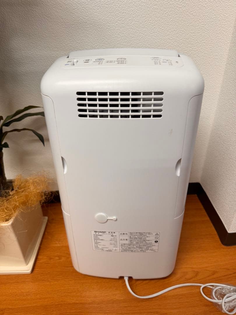 冷風も出ます！美品・2023年製SHARP 除湿機 CM-R100-W 衣類乾燥