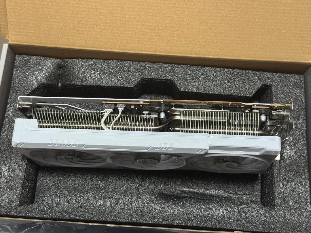 グラフィックボード・グラボ・ビデオカード ASRock Radeon RX9070 XT Steel Legend 16G