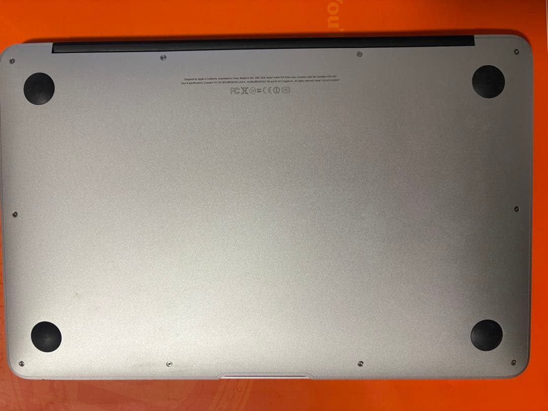 ジャンクのMacBook air 11インチA1465(2012年)。