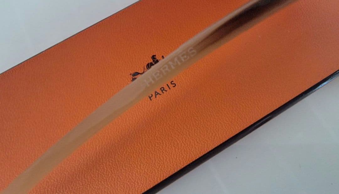 ひさひさ　HERMES ロカイユ ヘアピン Hロゴ ベージュ