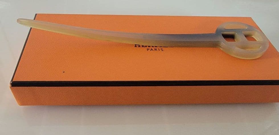 ひさひさ　HERMES ロカイユ ヘアピン Hロゴ ベージュ