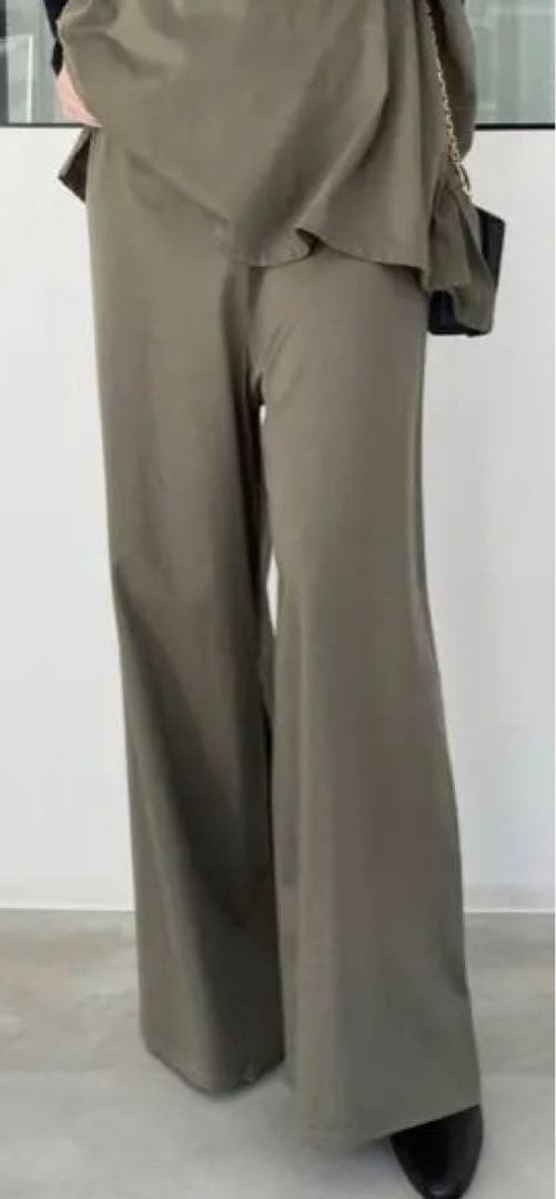 アパルトモン　FluTTER カーキセットアップ