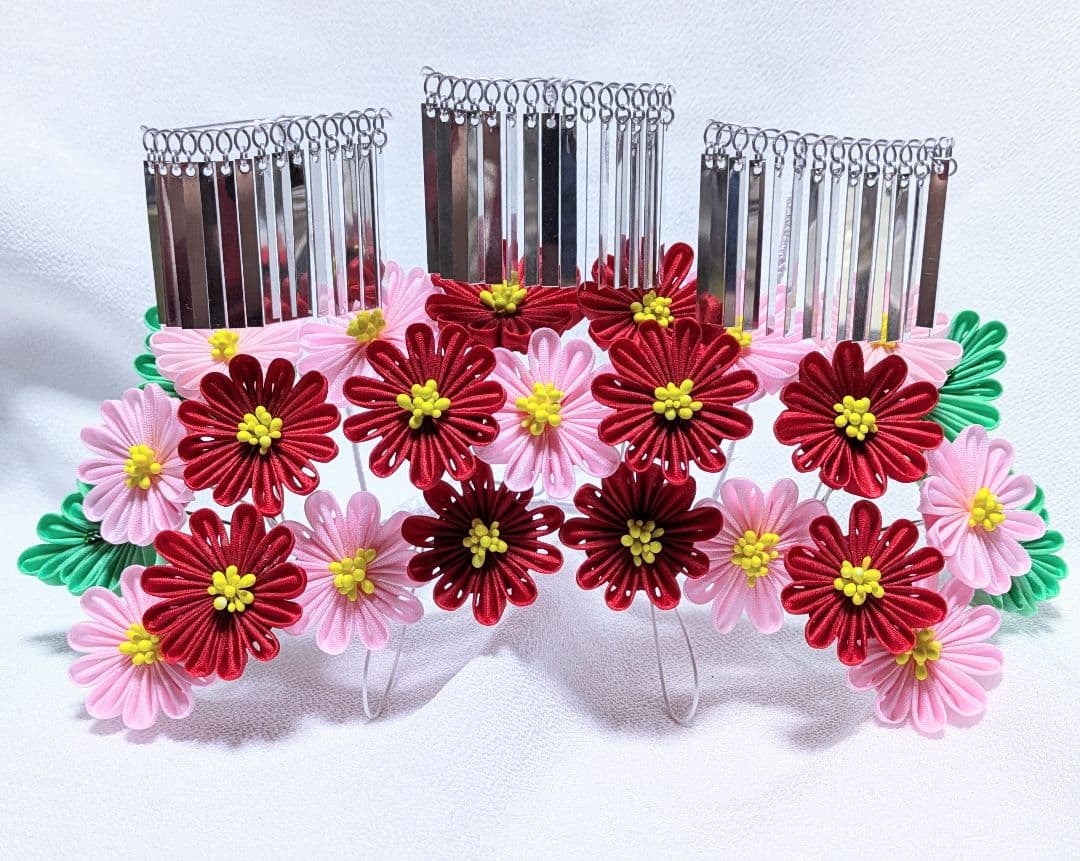 正絹羽二重　つまみ細工　赤とピンク色の雛菊のかんざし　卒業式　簪　髪飾り