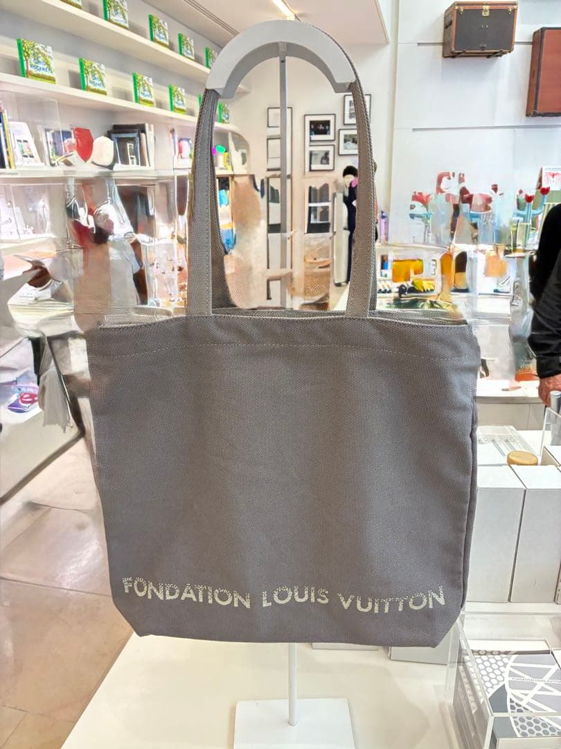 【新品・未使用】ルイ・ヴィトン　美術館　限定　トートバッグ　　グレー色