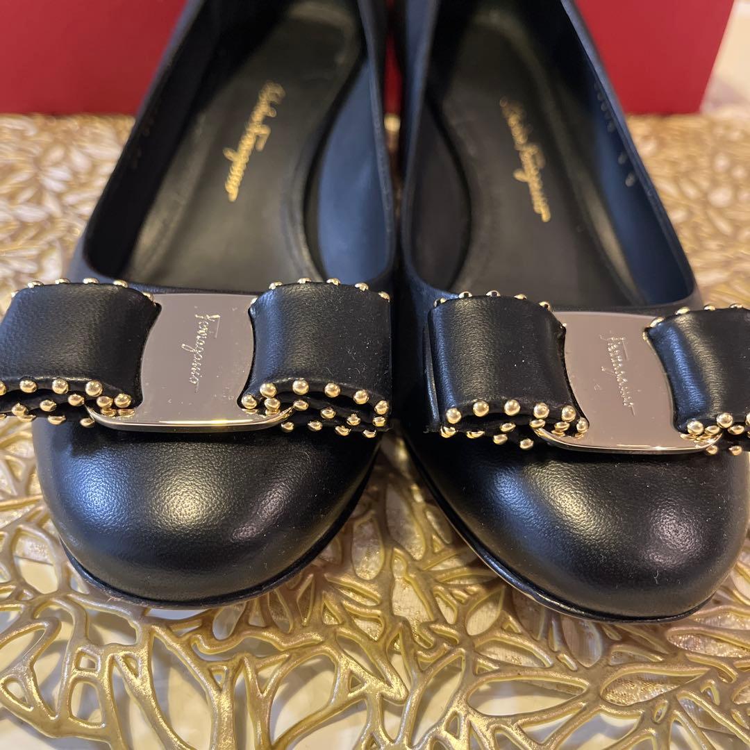 ♡美品フェラガモ　リボンパンプス　ゴールドプレート23.5cm 6D ヴァラ