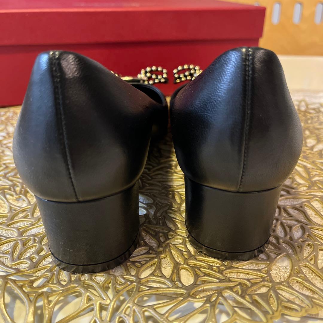 ♡美品フェラガモ　リボンパンプス　ゴールドプレート23.5cm 6D ヴァラ