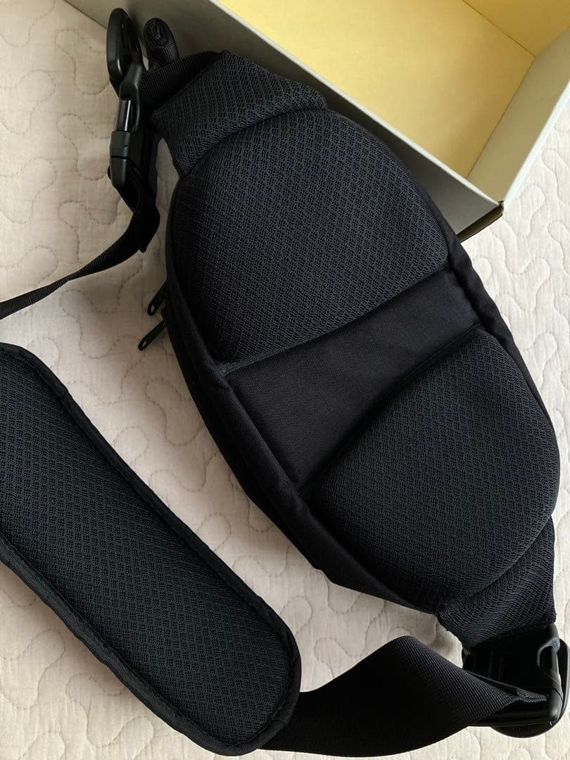 Hugoo ハグー ヒップシート ショルダーバッグ 黒×黄