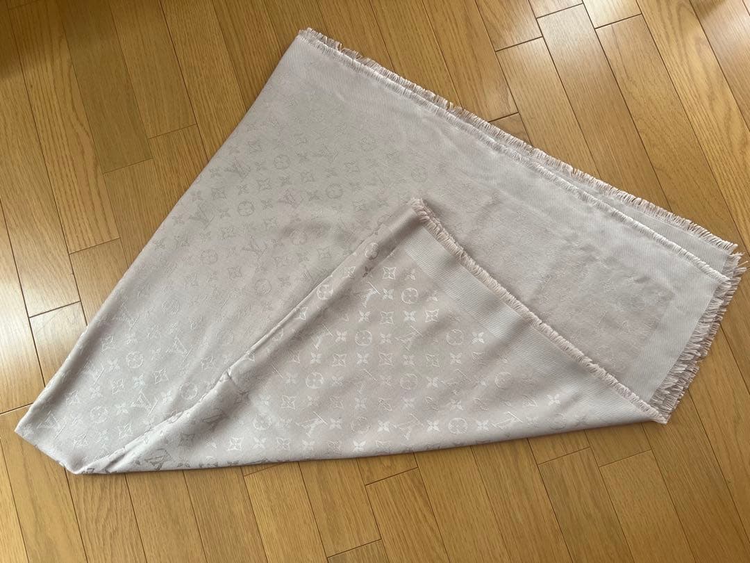 【美品】ルイヴィトン　モノグラム大判ストール　140✖️140 グレージュ