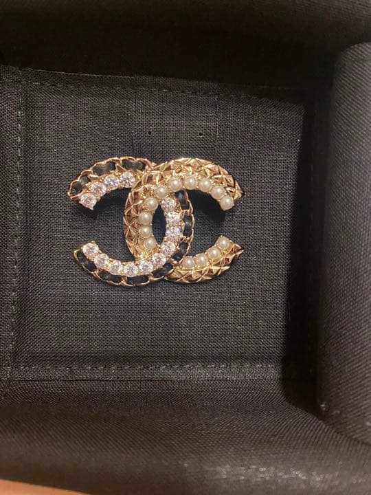 CHANEL ブローチ　CHANELマークの方のみ