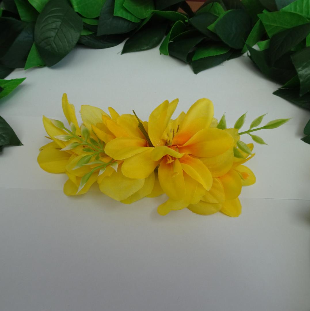 soysoytan さま専用　フラダンス髪飾り　スイートイエローリリー　クリップ