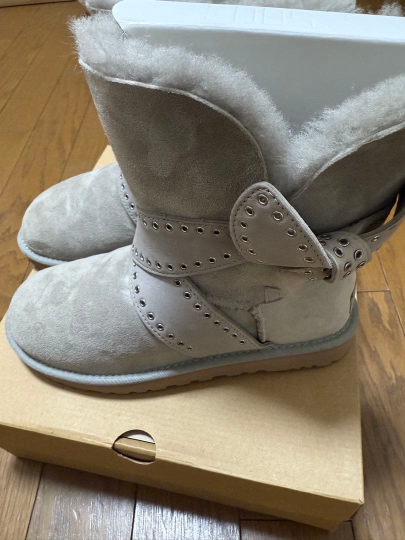 UGG グレー スタッズ付きムートンブーツ
