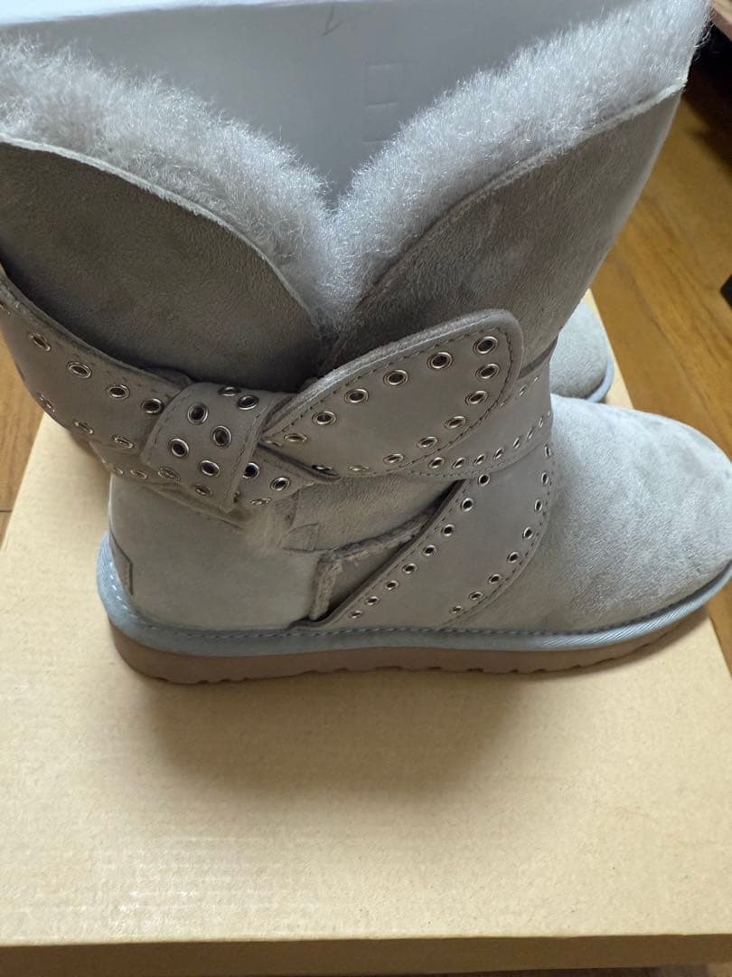 UGG グレー スタッズ付きムートンブーツ