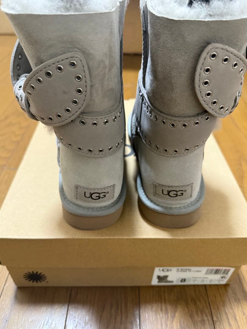 UGG グレー スタッズ付きムートンブーツ