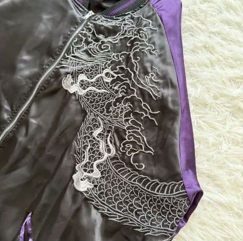 【絡繰魂】スカジャン 大きいサイズ　6L 黒　ブラック　紫 龍　ドラゴン　刺繍