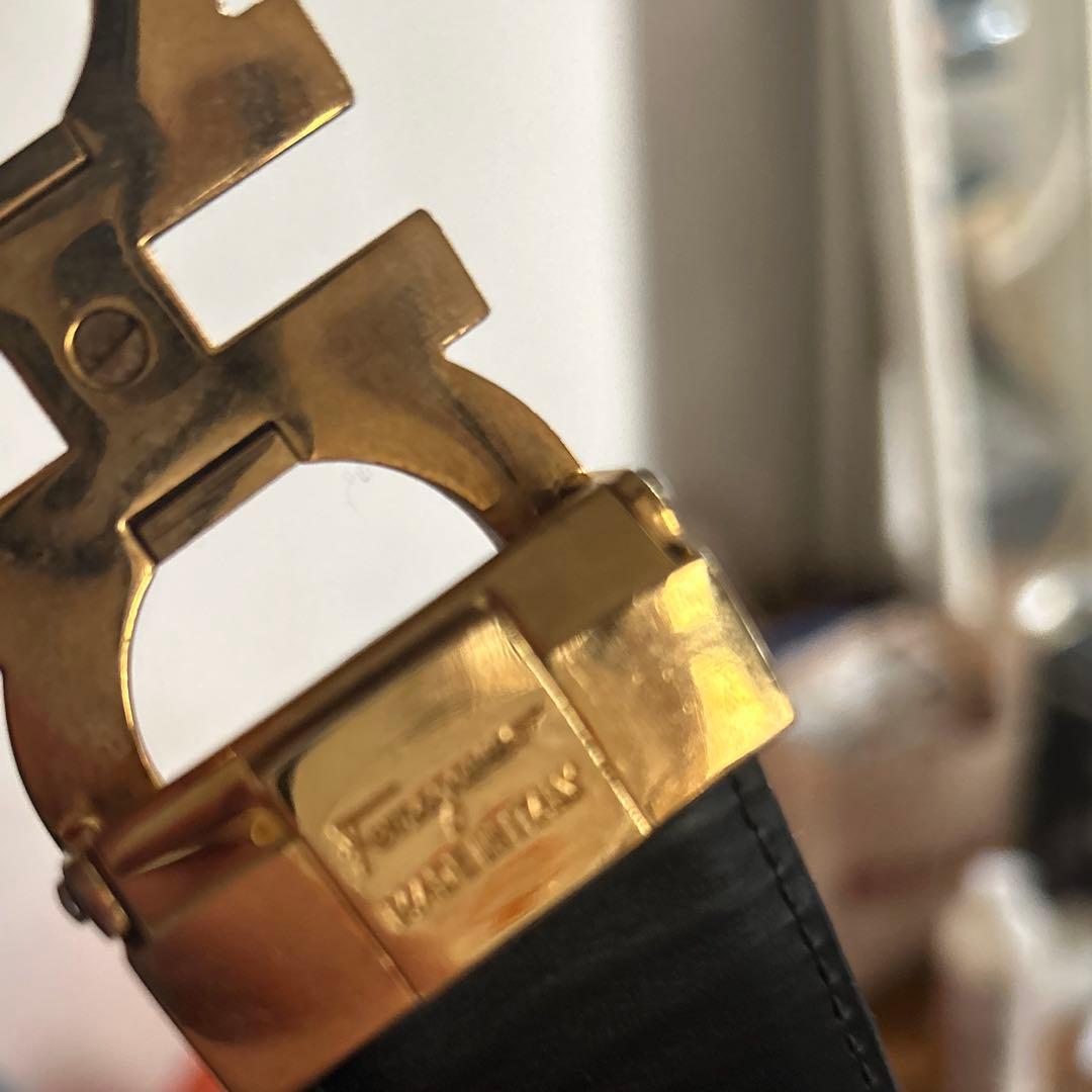 ferragamo 黒レザーベルト 金バックル