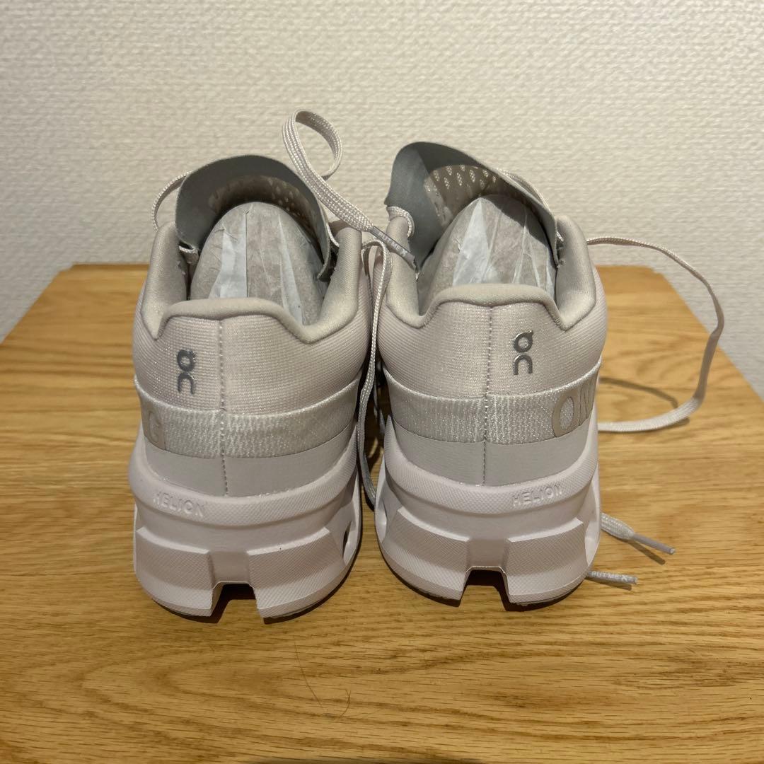 「ぺんぺん」On Cloudmonster2 ホワイト 25cm