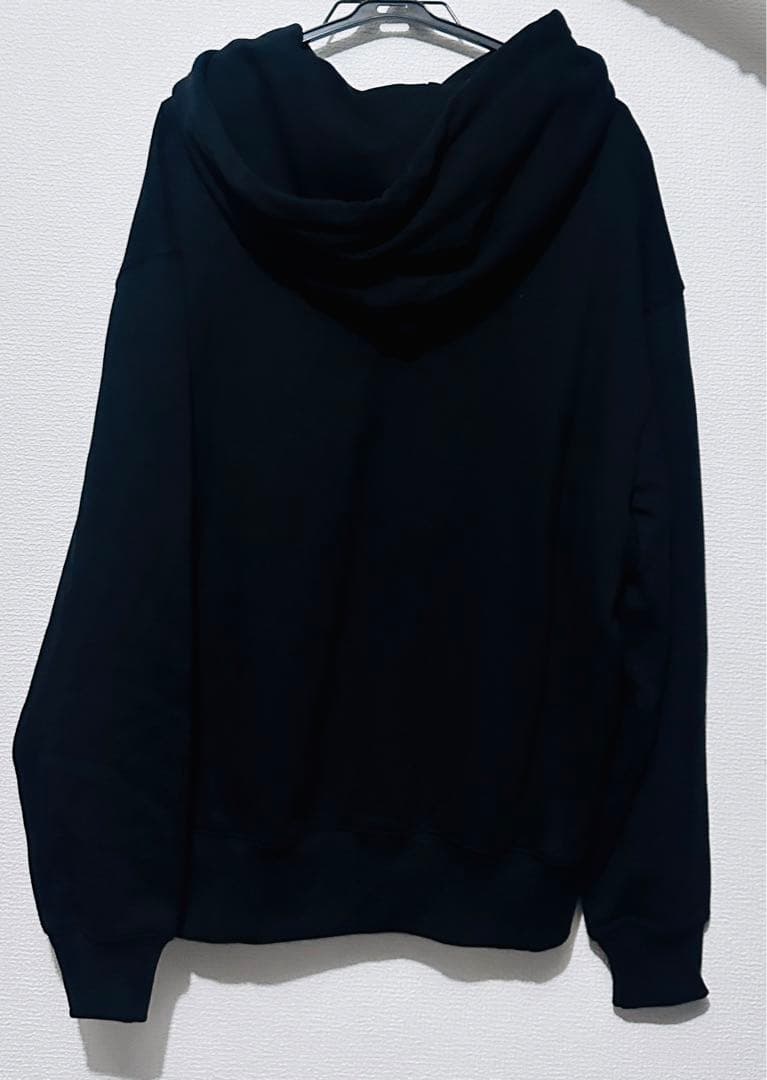 ハートとAの刺繍が特徴的な黒のフード付きパーカー 男女兼用