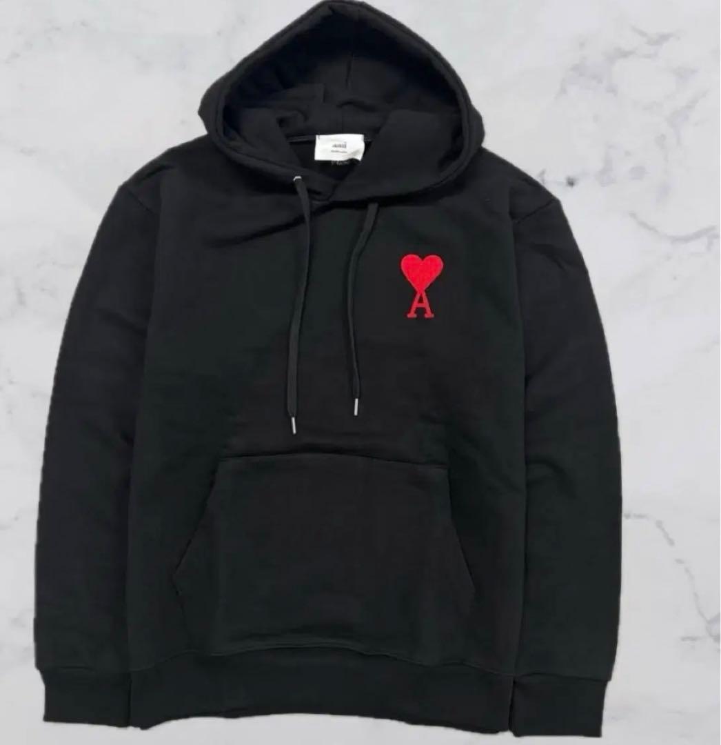 ハートとAの刺繍が特徴的な黒のフード付きパーカー 男女兼用