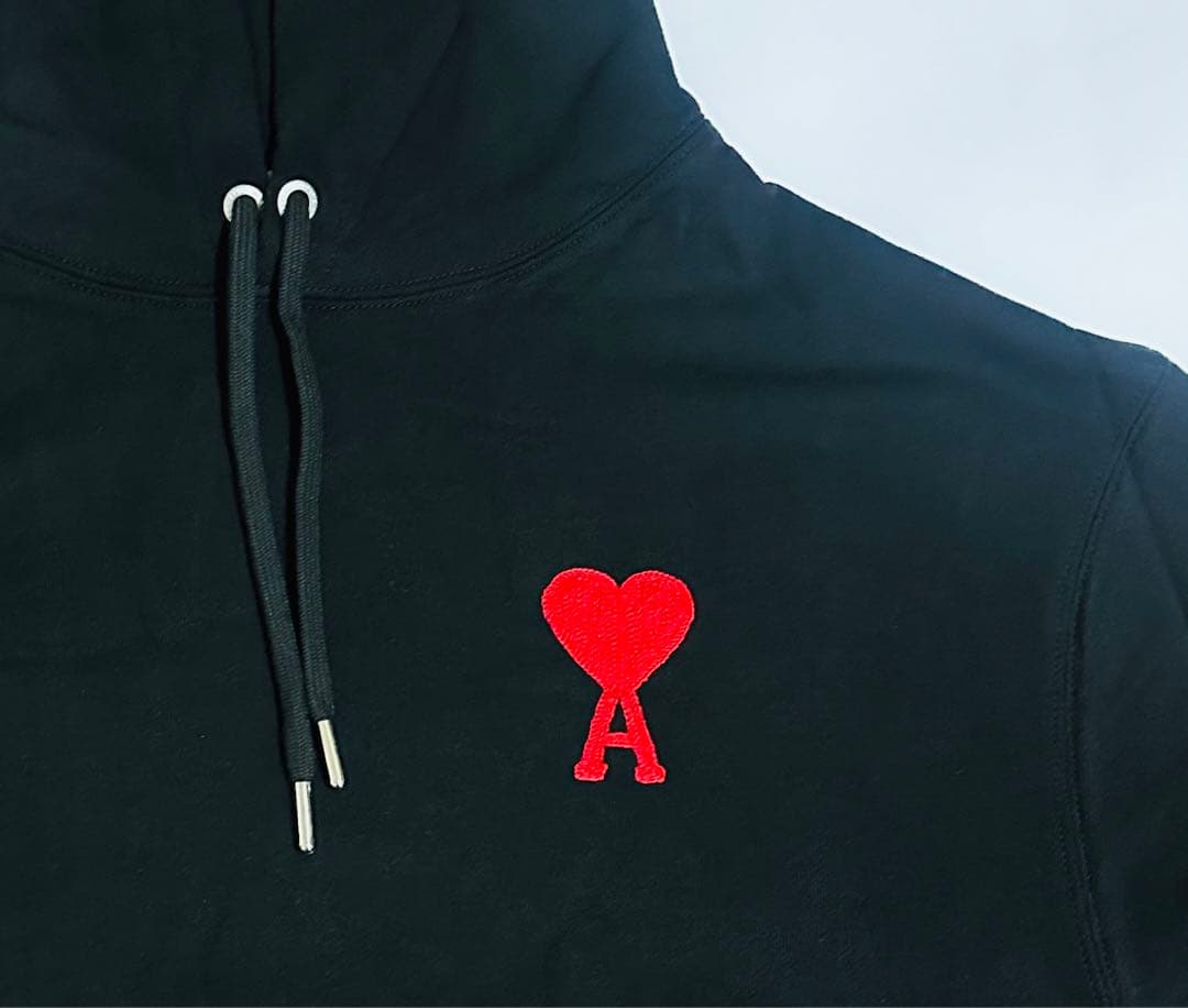 ハートとAの刺繍が特徴的な黒のフード付きパーカー 男女兼用