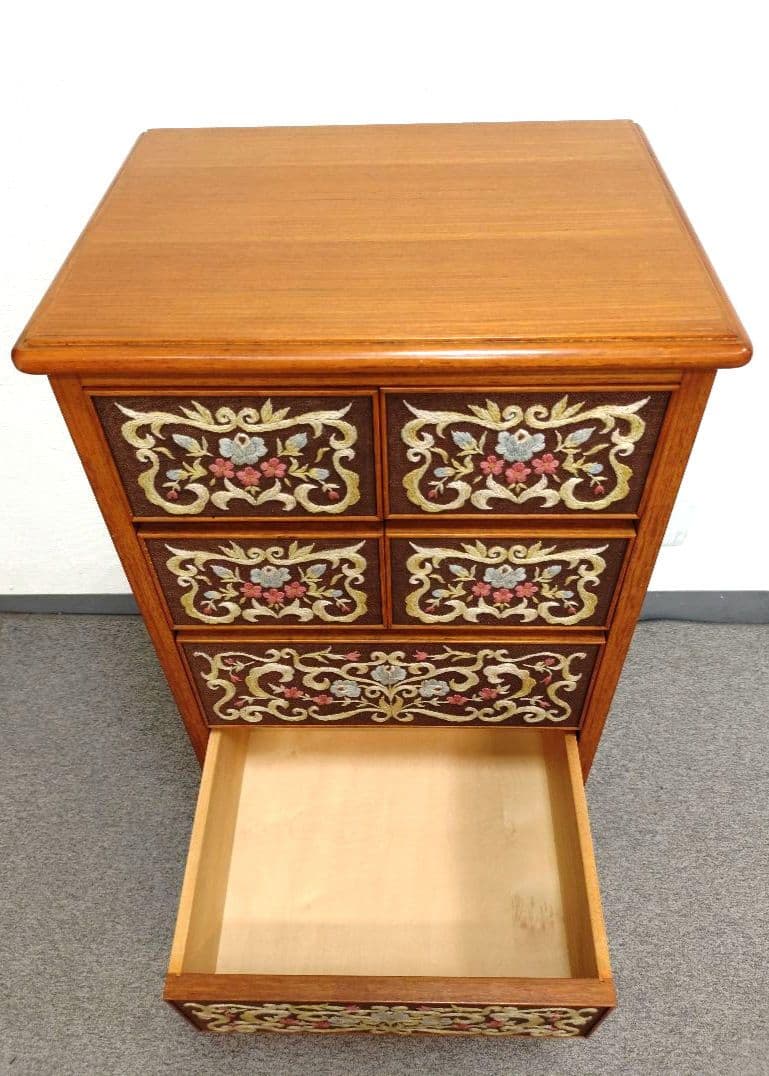 ヴィンテージ 木製タンス 刺繍装飾引き出し付き 刺繍 5段チェスト