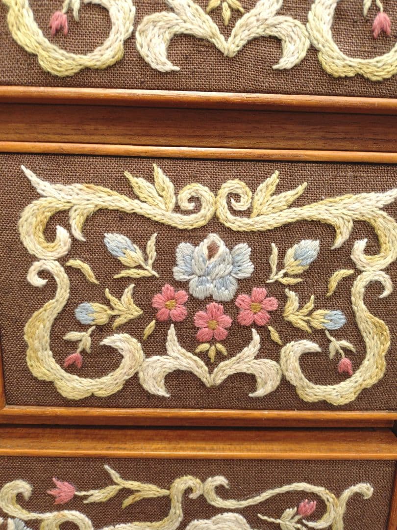 ヴィンテージ 木製タンス 刺繍装飾引き出し付き 刺繍 5段チェスト