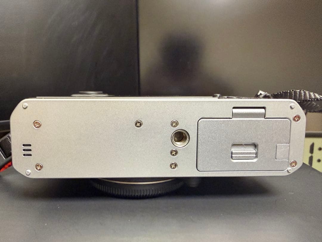 【美品】FUJIFILM X-E4 ボディ シルバー（保証書箱取説等あり）