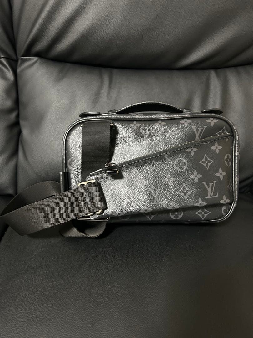 鳥ちゃんLouis Vuitton ブラック ボディバッグM42906