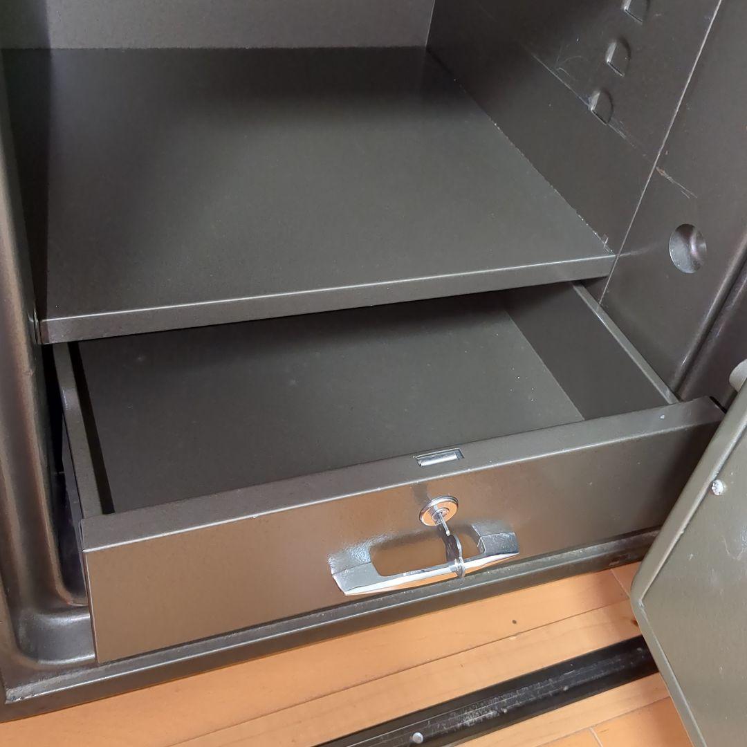 スチール製 耐火金庫 3段棚付き