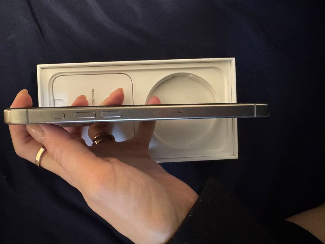 美品iPhone 15 Pro Max 256GB ナチュラルチタンニウム 本体