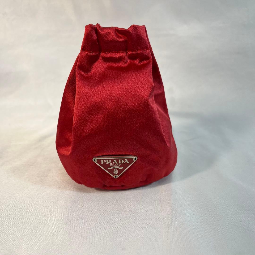 PRADAプラダ 赤 サテン 巾着型ポーチ コスメ入れ　フラグメントケース