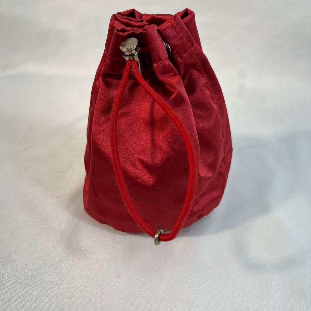 PRADAプラダ 赤 サテン 巾着型ポーチ コスメ入れ　フラグメントケース