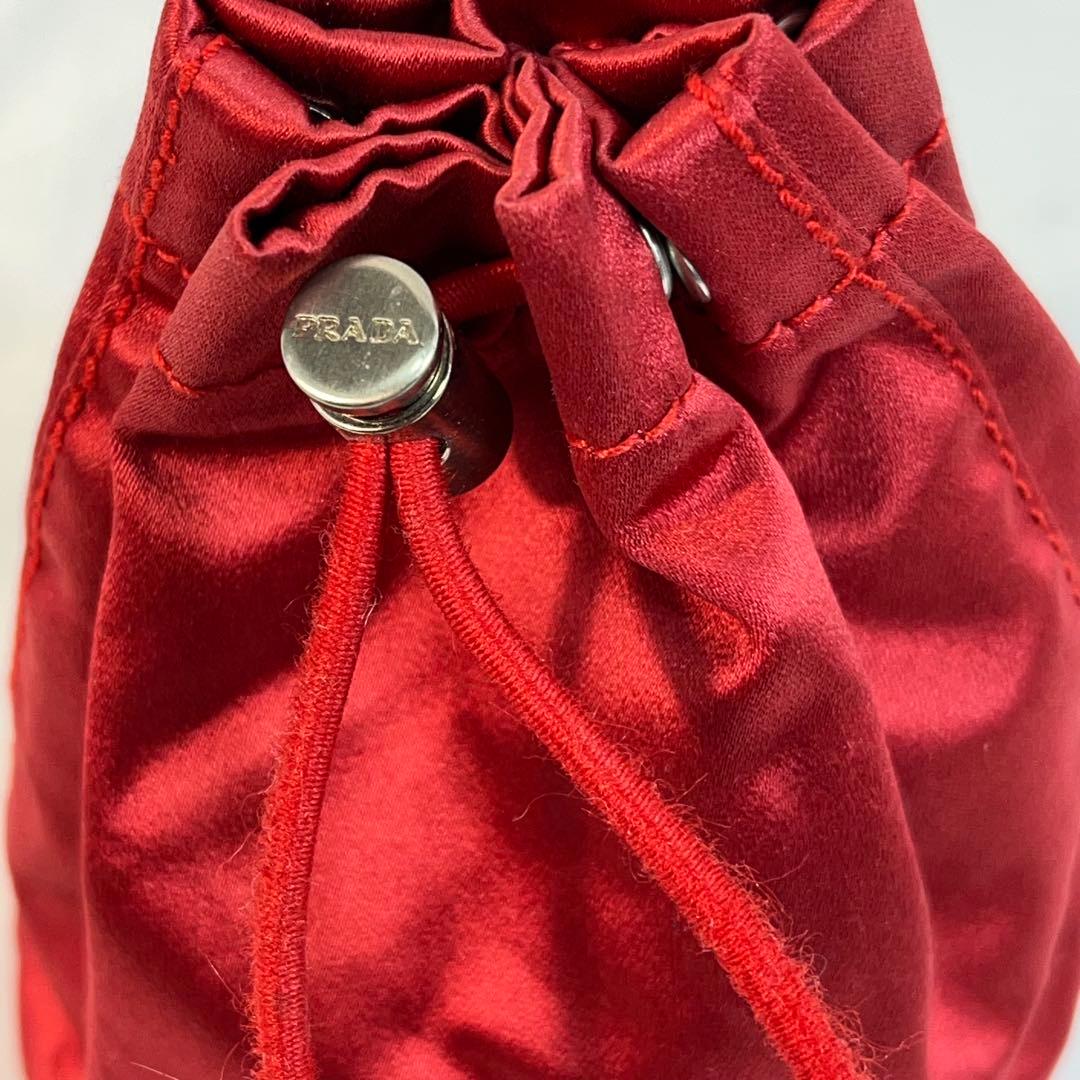 PRADAプラダ 赤 サテン 巾着型ポーチ コスメ入れ　フラグメントケース