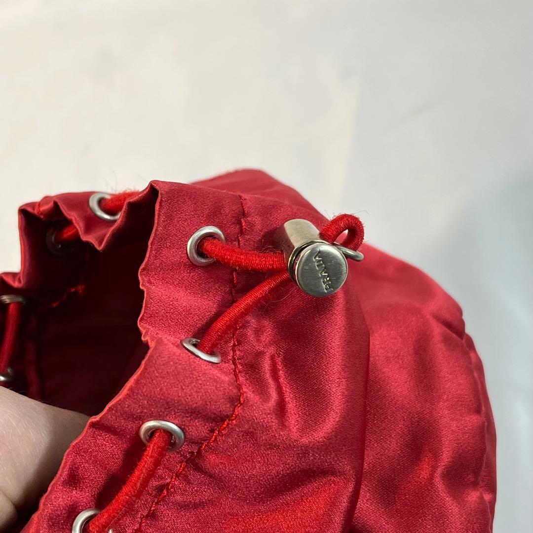 PRADAプラダ 赤 サテン 巾着型ポーチ コスメ入れ　フラグメントケース