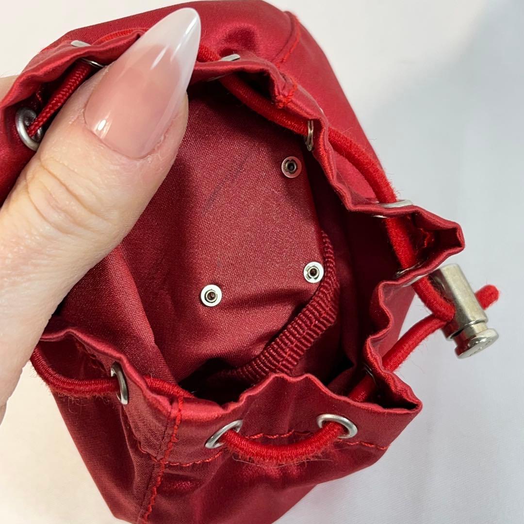 PRADAプラダ 赤 サテン 巾着型ポーチ コスメ入れ　フラグメントケース