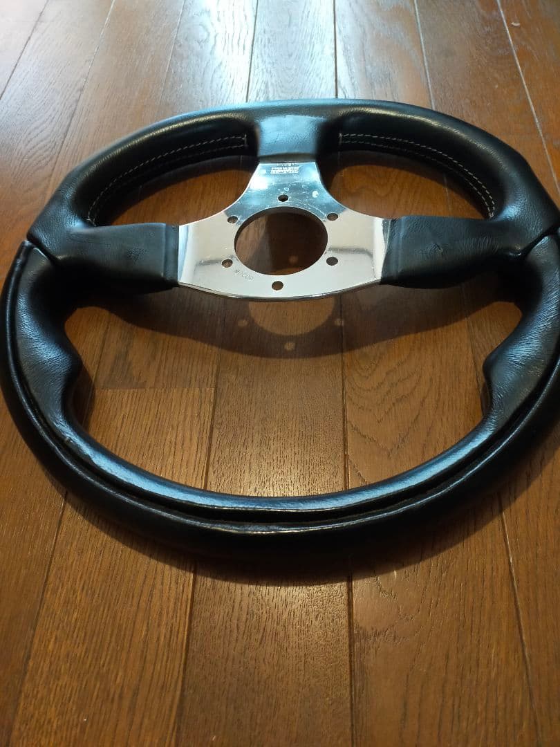 MOMO ステアリングホイール 黒