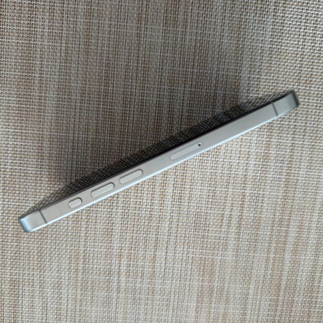 Apple iPhone 1５Pro ホワイトチタニュウム本体　美品