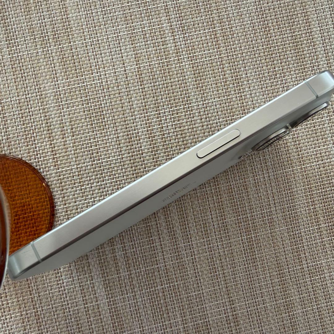 Apple iPhone 1５Pro ホワイトチタニュウム本体　美品