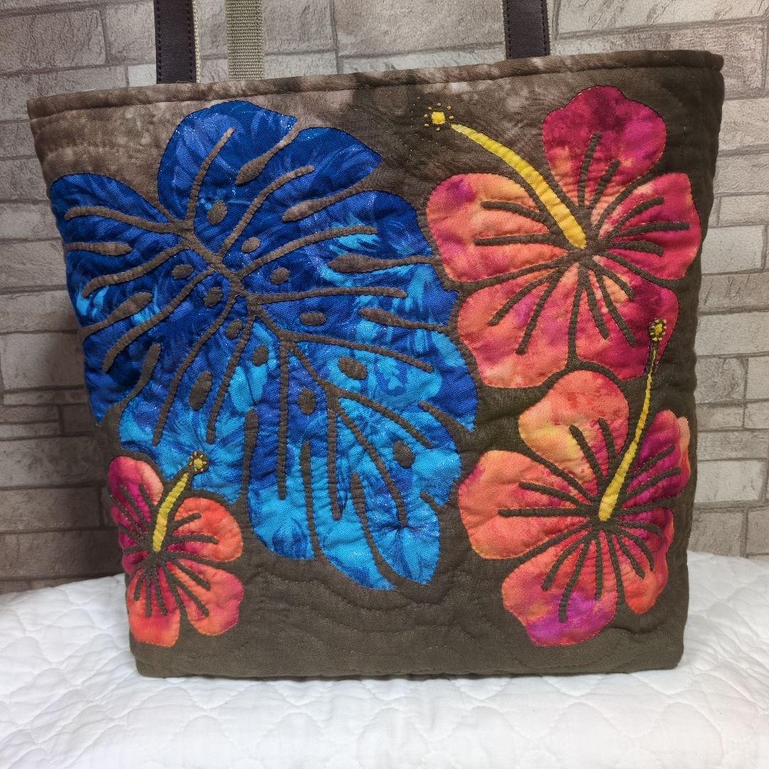 モンステラとハイビスカスのハワイアンキルトバッグ　　ハンドメイド