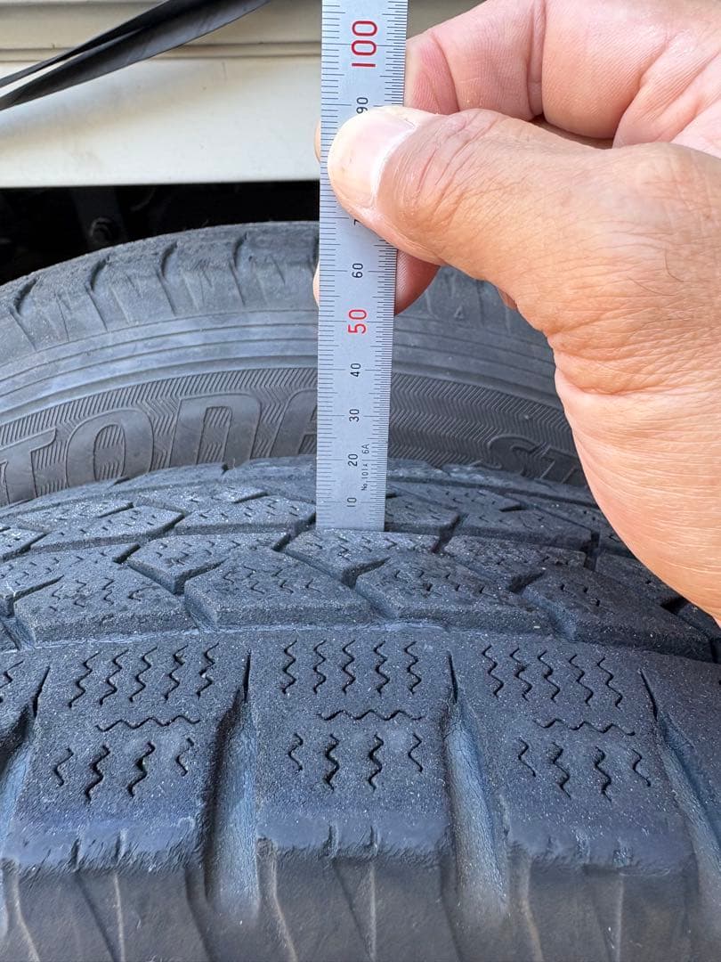 ブリヂストン スタッドレスタイヤ 195/80R15 ハイエース