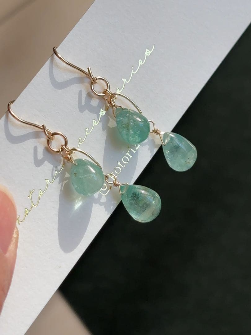 B58 豪華！エメラルドのピアス